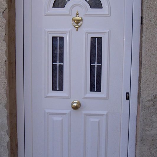 VENTANAS METALVAN puerta blanca entrada
